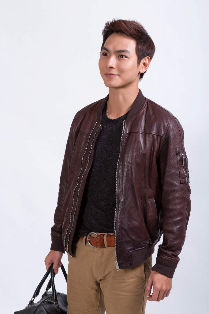 Đảm nhận vai nam chính trong Lật Mặt: Nhà Có Khách chính là chàng nam ca sĩ, diễn viên, người mẫu Jay Quân. Trong phim, vai Huân là một đạo diễn, sản xuất chương trình vô cùng tài giỏi và cũng rất điển trai, nhưng anh chàng lại có một nỗi sợ đặc biệt: sợ “khách”.