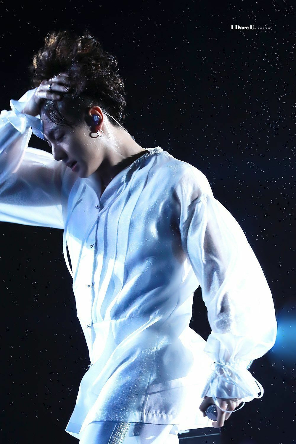 Khoảnh khắc vuốt tóc khiến Jung Kook (BTS) trông trưởng thành và nam tính hơn hẳn.