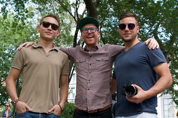 Thế nhưng chỉ cần tiến lại gần camera một chút, sự khác biệt bắt đầu thấy rõ. (Ảnh: Gizmodo)