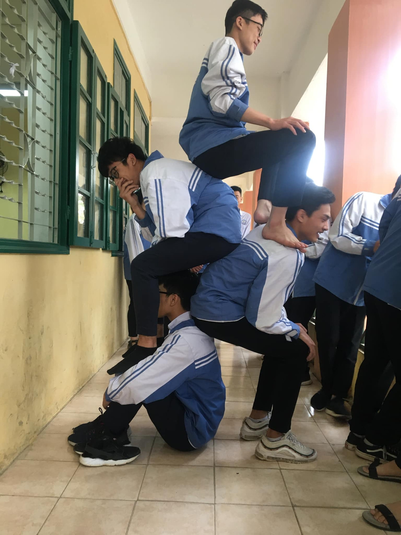 Đây là khi đứa bạn bảo “Mày leo lên đầu tao ngồi luôn đi!”