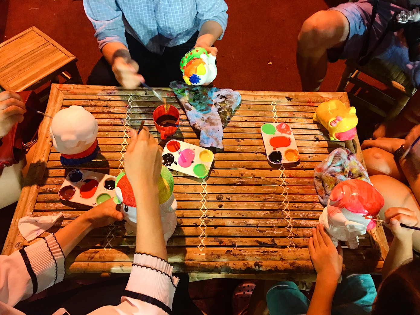 Mặc áo mới cho các bé tượng heo