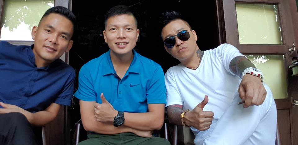 Anh hiện tại phải đeo kính đen khi ra ngoài. Anh hiện tại phải đeo kính đen khi ra ngoài.