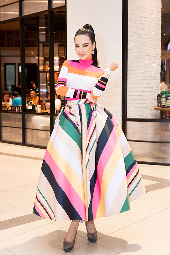 Phần đầu sự kiện, Angela Phương Trinh xuất hiện với chiếc váy nổi bật của NTK Đỗ Mạnh Cường. Cô thu hút sự chú ý của rất nhiều khách tham quan tại TTTM.