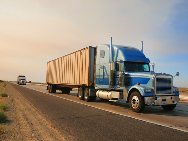 Người lái xe tải trên đường cao tốc sẵn sàng giúp đỡ một người xa lạ.