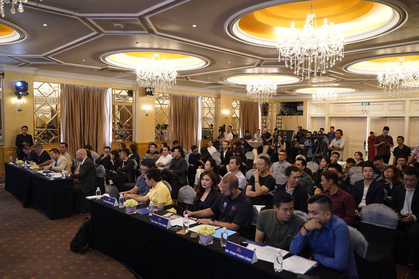 Không khí hồi hộp khi chờ các CLB công bố kết quả chọn tại sự kiện. 