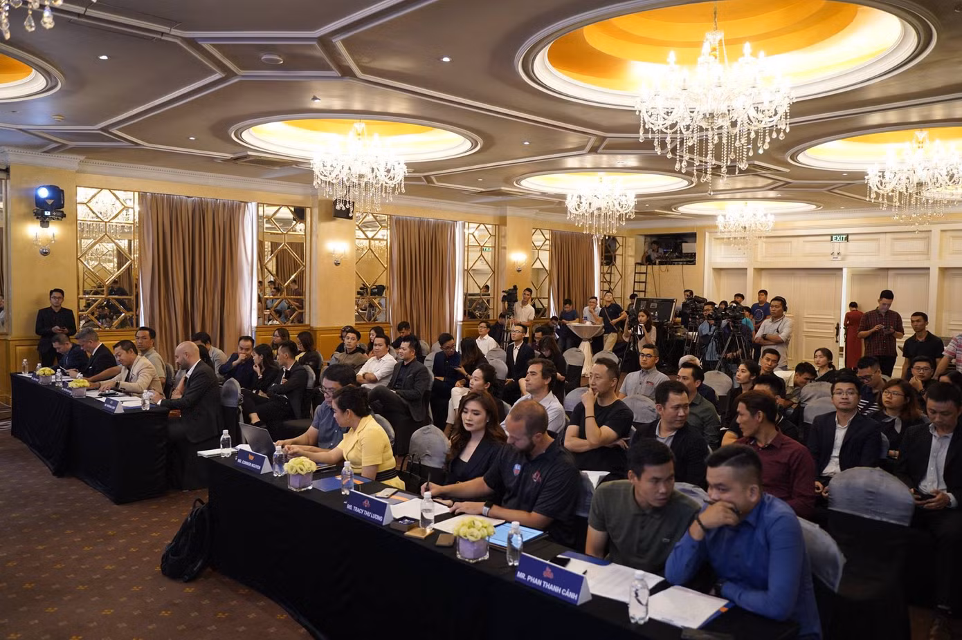 Không khí hồi hộp khi chờ các CLB công bố kết quả chọn tại sự kiện. 