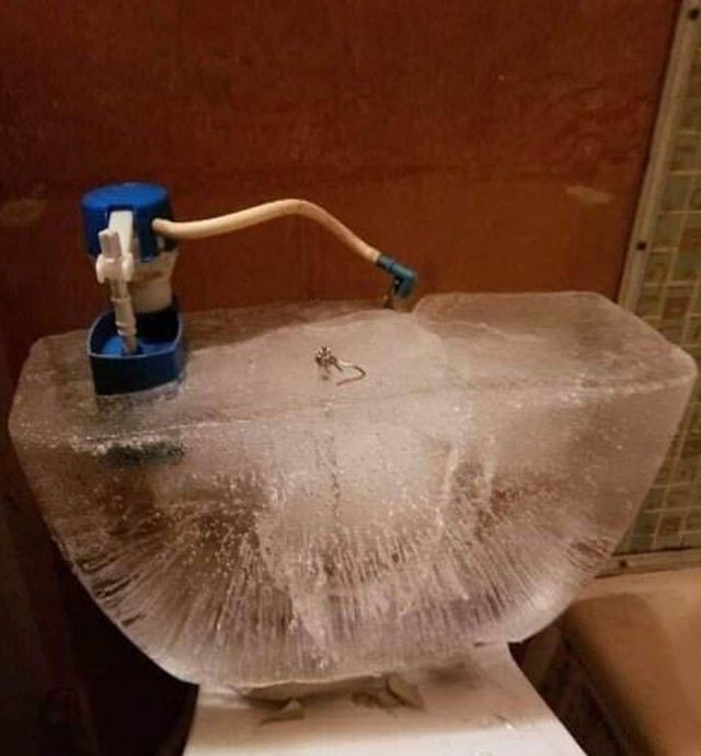 Người dùng mạng xã hội Mỹ chia sẻ hình ảnh một chiếc toilet vỡ tung vì nước đóng băng bên trong khiến cho phần sứ bị nứt vỡ. Ảnh: Dailymail. Người dùng mạng xã hội Mỹ chia sẻ hình ảnh một chiếc toilet vỡ tung vì nước đóng băng bên trong khiến cho phần sứ bị nứt vỡ. Ảnh: Dailymail.