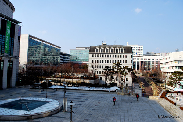 Trường cấp Ba nữ sinh Sookmyung - nơi xảy ra bê bối gian lận là ngôi trường có uy tín lâu đời ở Hàn Quốc.