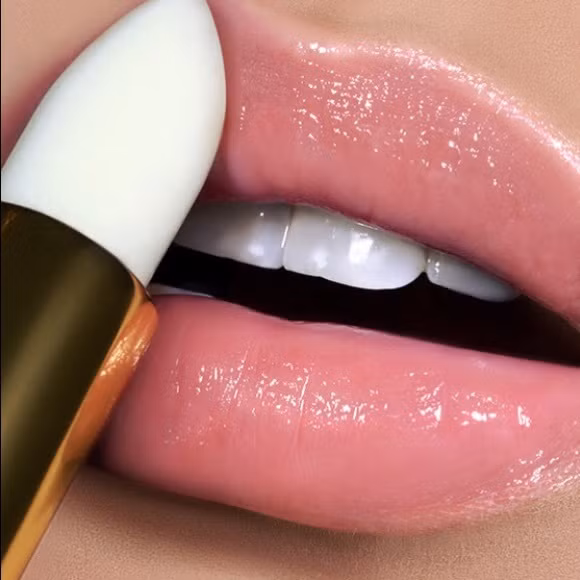 Dưỡng môi mềm căng mọng cũng muốn sang chảnh thì đừng bỏ qua ba thỏi son này! ảnh 3 Dưỡng môi mềm căng mọng cũng muốn sang chảnh thì đừng bỏ qua ba thỏi son này! ảnh 3