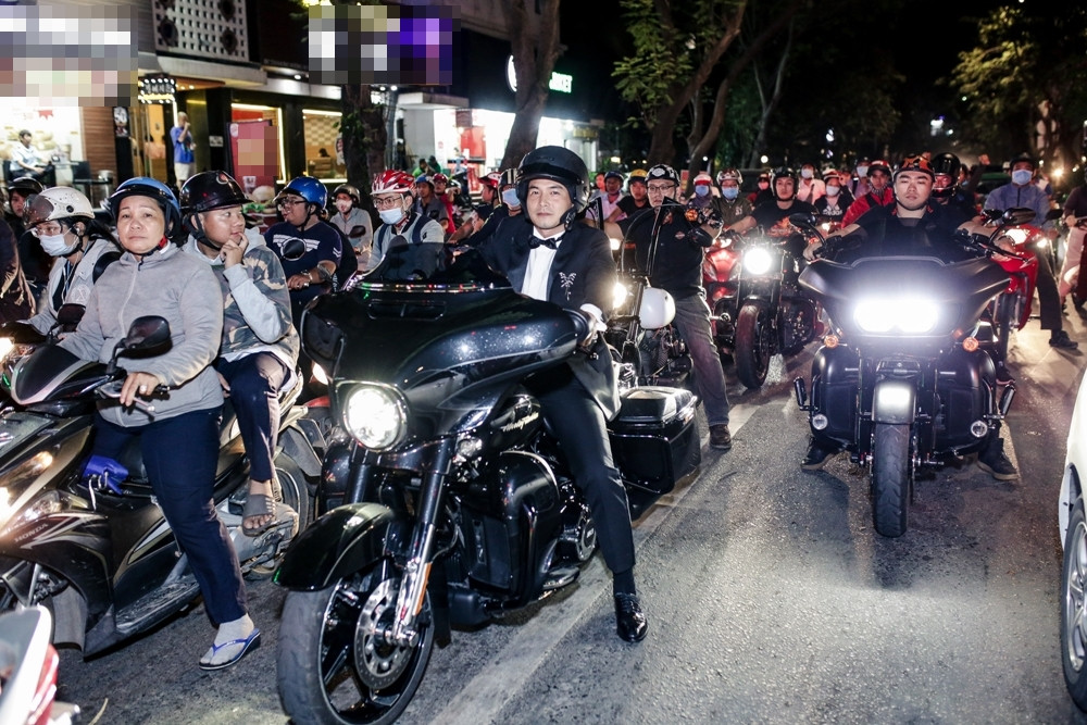 Quách Ngọc Ngoan cưỡi mô-tô cực ngầu tới buổi ra mắt phim.