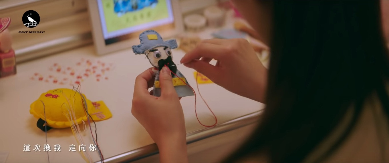 Để làm bùa may mắn cho Giang Trực Thụ đi thi, Viên Tương Cầm đã thức cả đêm và bị kim đâm vào tay liên tục.