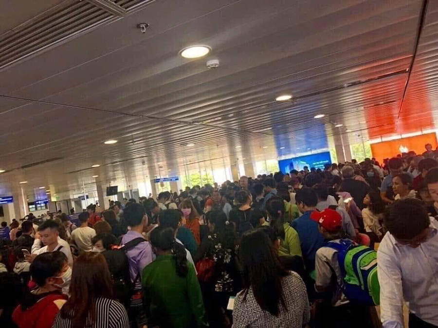 Cảnh đông đúc trong sân bay vào những ngày này thường dâng lên cao điểm vào khoảng từ trưa tới chiều.
