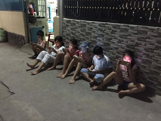 Những đứa trẻ xài ké wifi khiến mạng chậm.