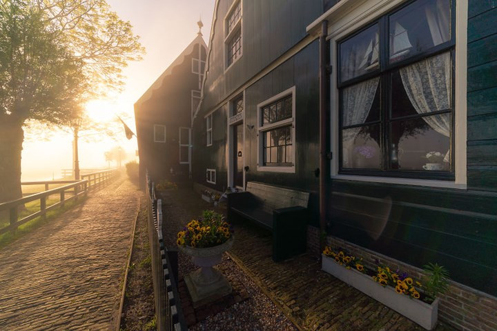 Những buổi sớm tinh mơ là hoàn toàn tĩnh lặng. Đây là con đường nhỏ mà ban ngày sẽ cực đông khách du lịch.