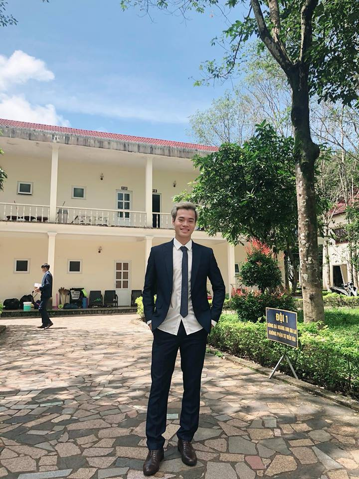 Bức ảnh ăn mặc bảnh bao của Văn Toàn.