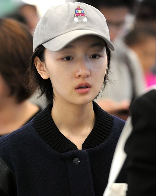 Châu Đông Vũ không có làn da trắng như trứng gà bóc nhưng trông cũng khá ổn khi để mặt mộc.