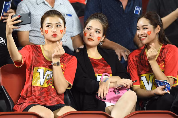 Huyền My đến Thái Lan cổ vũ cho đội tuyển Việt Nam.