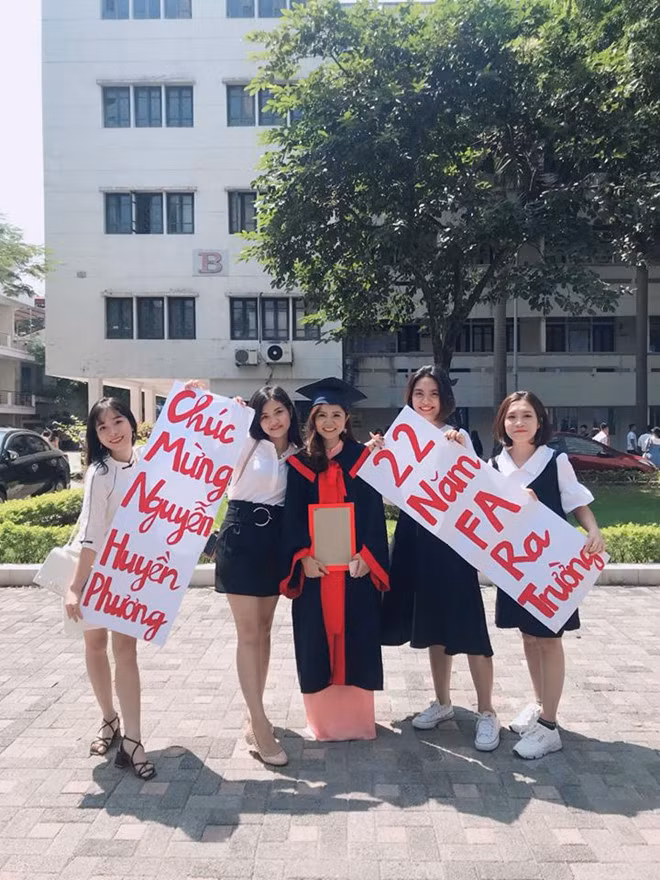 Lời chúc mừng tốt nghiệp rất đặc biệt mà hội bạn thân dành tặng gái ế Nguyễn huyền Phương.