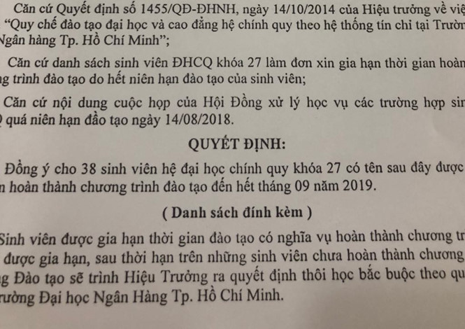 Ảnh chụp quyết định gia hạn đào tạo của trường. Ảnh: HÀ ÁNH.