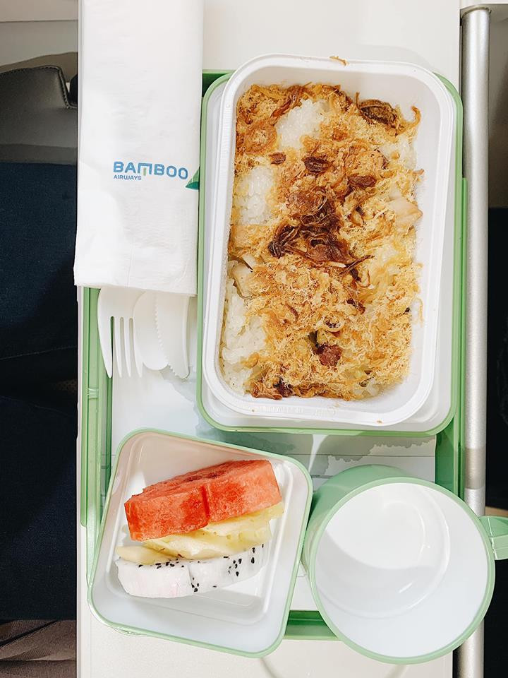 Bamboo Airways phục vụ ẩm thực đa dạng cũng như cung cấp nhiều tiện nghi như ổ cắm điện, tai nghe chống ồn... (Ảnh: Minh Tran)