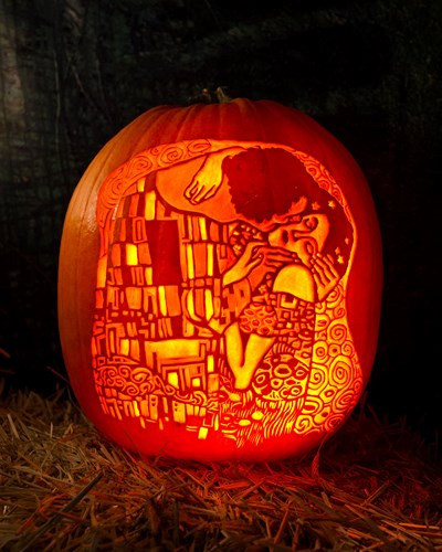 Bức “Nụ hôn” (The Kiss) của Gustav Klimt trên bí ngô rất phù hợp cho buổi hẹn lãng mạn ngày Halloween.