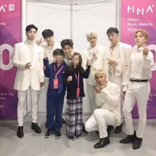 Con của nữ diễn viên được ngồi ghế nghệ sĩ và chụp hình chung với iKON.