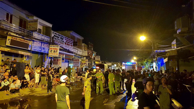 Hàng trăm chiến sĩ được huy động đến chữa cháy, cứu người bị nạn. Hàng trăm chiến sĩ được huy động đến chữa cháy, cứu người bị nạn.