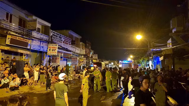 Hàng trăm chiến sĩ được huy động đến chữa cháy, cứu người bị nạn.