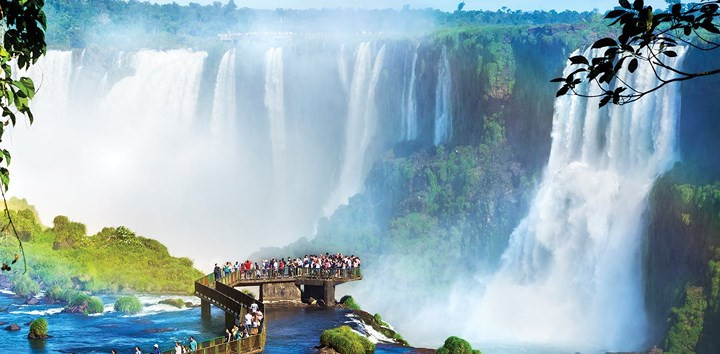 Thác Iguazu, Brazil nằm trong rừng nhiệt đới giữa Brazil và Argentina. Thác nước này tạo ra những đám mây sương mù lớn. Nếu tham quan thác nước từ phía Brazil, bạn có thể đi bộ theo con đường dọc hẻm núi hoặc quan sát trên trực thăng. Phía Argentina đã cấm các tour du lịch trực thăng bởi vì nó gây tác động tới môi trường, tới hệ động thực vật của thác.