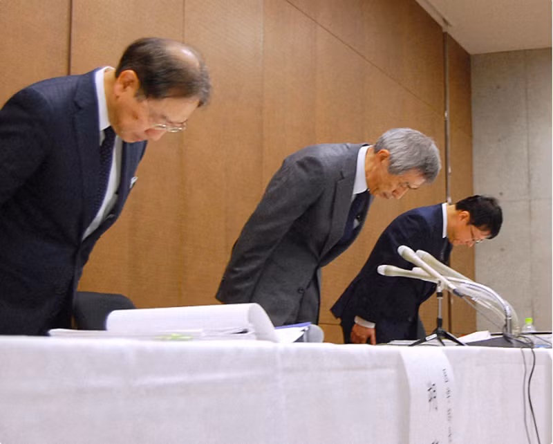 Ban lãnh đạo trường Đại học Fukuoka cúi đầu xin lỗi vì hành vi thao túng điểm số tại trường này trong cuộc họp báo vào ngày 8/12 vừa qua. (Ảnh: Mainichi/Takashi Miyazawa)