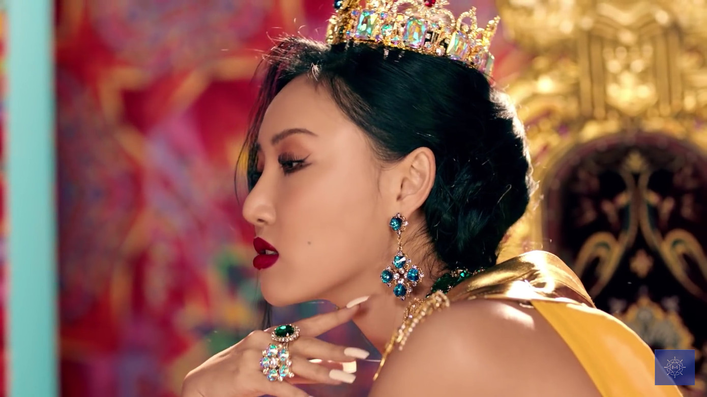 Một phong cách rất Hwasa.