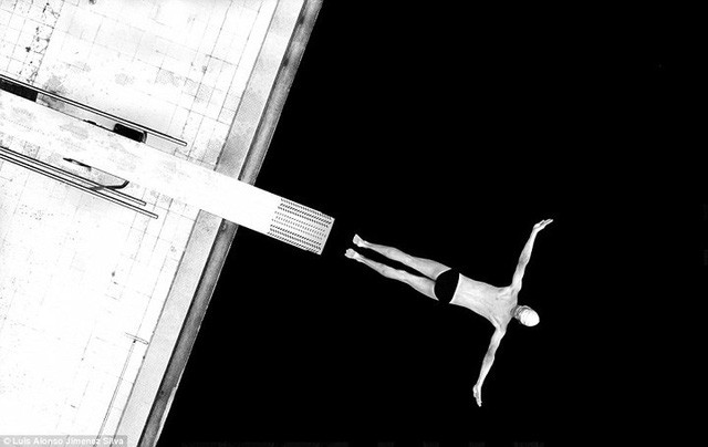 Đơn giản và tương phản là hai từ để miêu tả kiệt tác của Luis Alonso Jimenez Silva. Đây là bức ảnh đứng vị trí thứ hai trong hạng mục ảnh Thể thao.