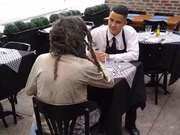 Anh phục vụ Fontes và vị khách “đặc biệt”.