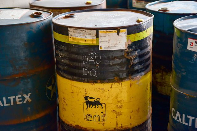 Khu vực kho gần máy ép thủy lực của dây chuyền sản xuất vẫn còn hơn 10 phuy sắt đựng dầu thải.