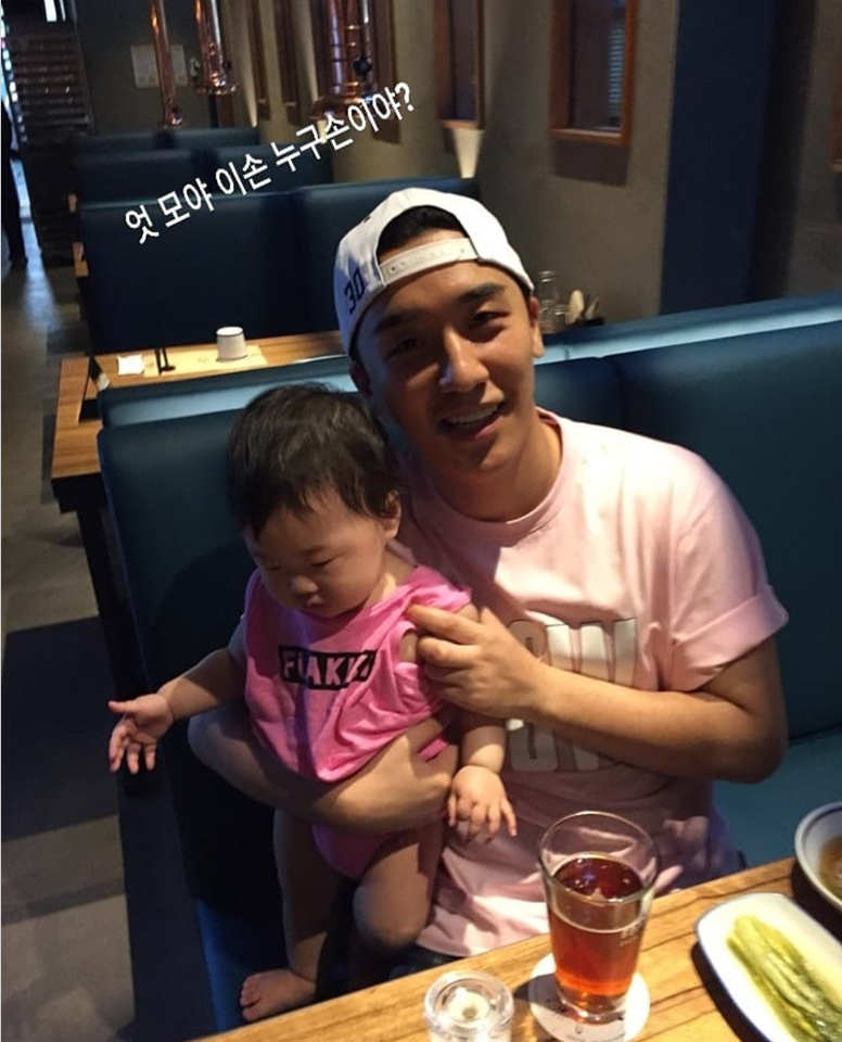 Khi bạn chưa kịp nhận ra mẹ đã đưa mình cho người khác bế.