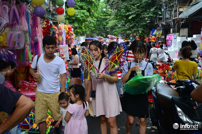 Chỉ còn mấy ngày nữa là đến Tết Trung thu. Những ngày này, phố Hàng Mã trở nên nhộn nhịp, tấp nập người mua kẻ bán