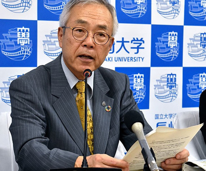 Chủ tịch Trường đại học Nagasaki Shigeru Kono thông báo chính sách không hút thuốc hôm 19/4. Ảnh: CHỤP MÀN HÌNH ASAHI SHIMBUN.