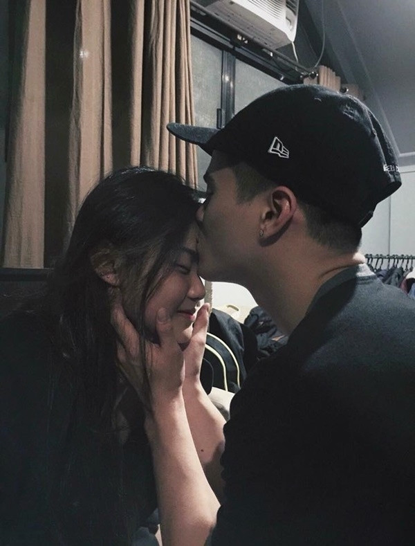 Trao cho nhau những nụ hôn ngọt ngào.