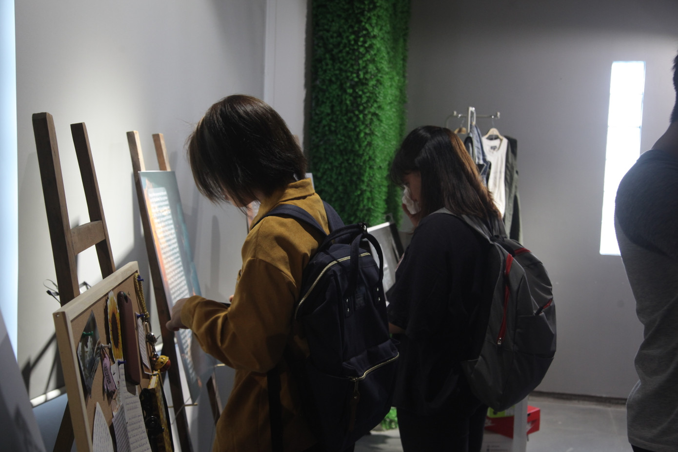 Các bạn trẻ đắm chìm trong từng câu chuyện.