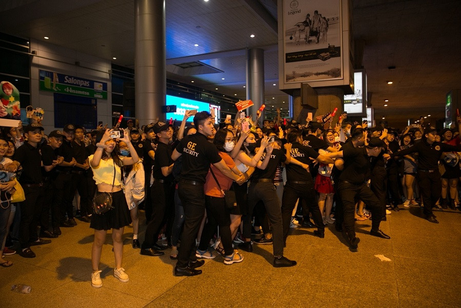 Rất đông các fan đã đến sân bay chờ đón iKON.