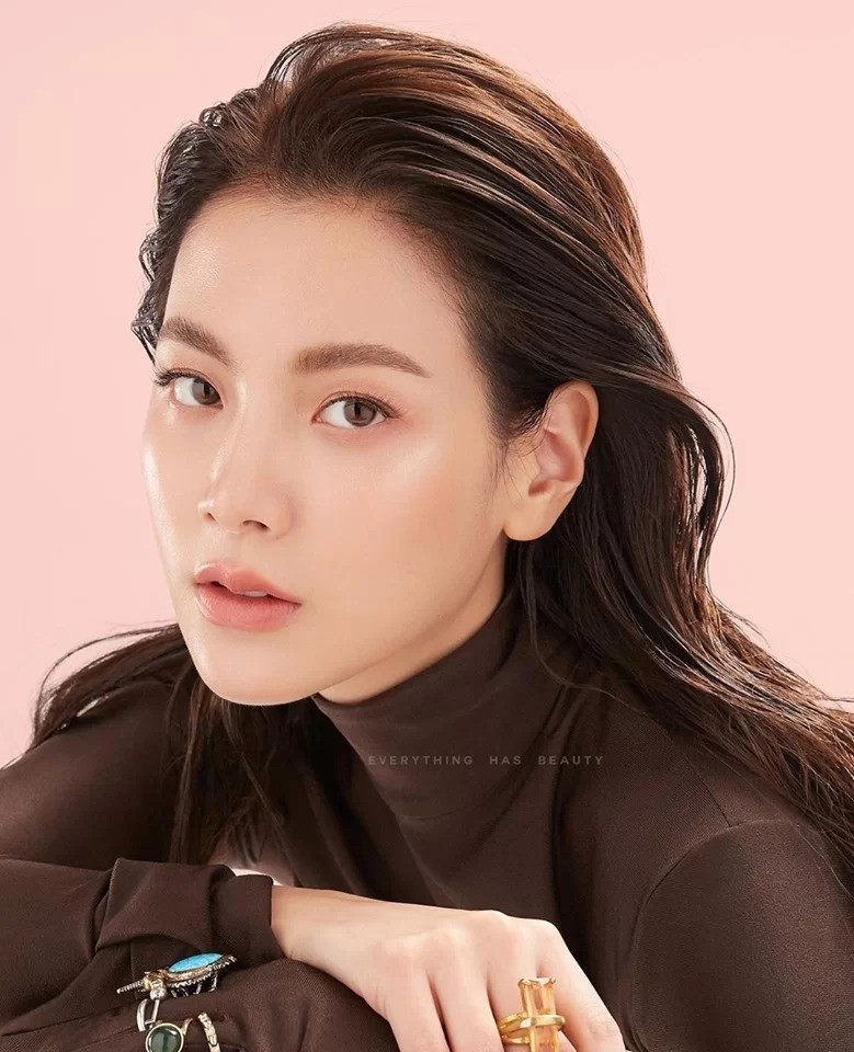 Khi đổi sang kiểu trang điểm Tây tự nhiên, Baifern đầy sắc sảo với đôi môi màu cam nude.