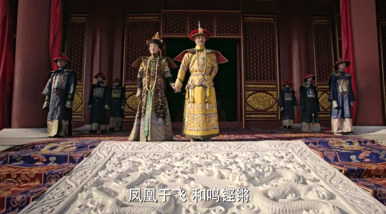 Đế hậu tay trong tay hạnh phúc.