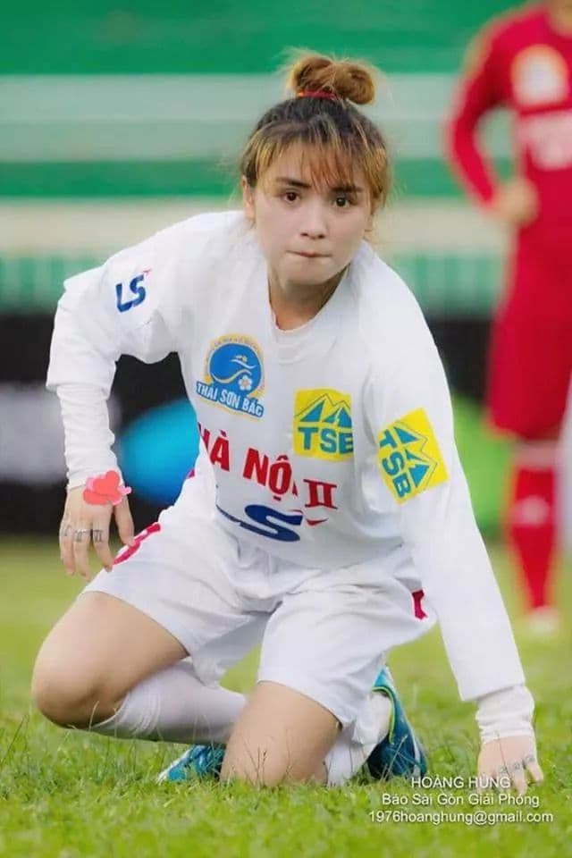 "Bóng hồng" xinh đẹp trên sân cỏ khiến dân mạng phải "thả tim" ầm ầm! (Ảnh: Hoàng Hùng)