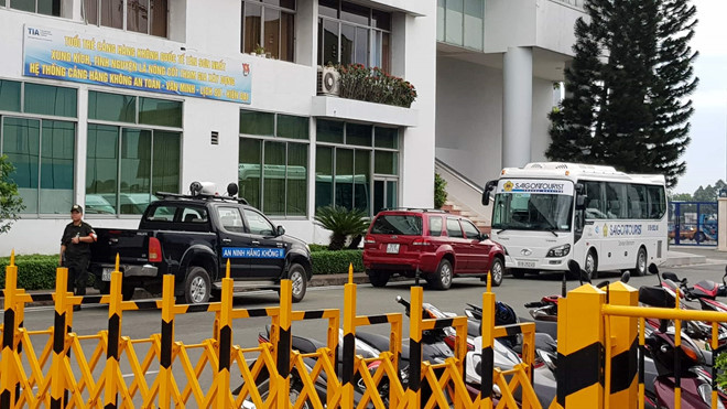 Xe của công ty Saigontourist đã chờ sẵn ở cổng sân bay. ẢNH: VŨ PHƯỢNG.