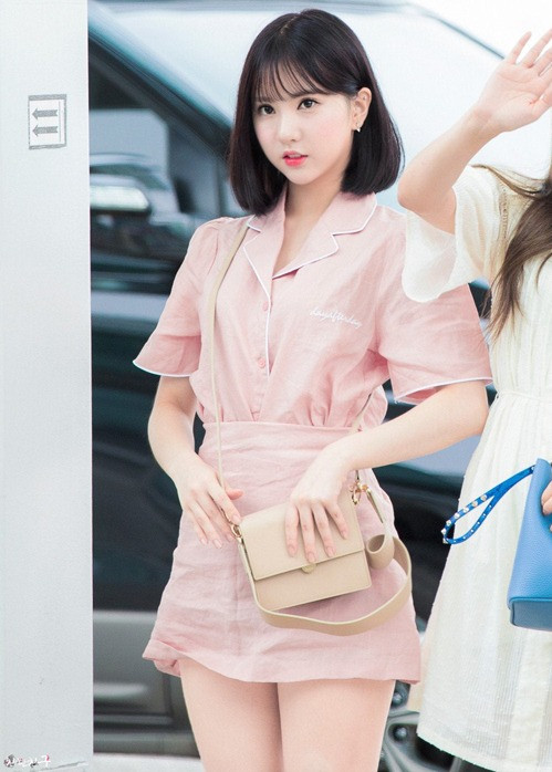 Eun Ha không chỉ có nhan sắc trẻ trung như em bé mà còn có gu thời trang đáng yêu. Set áo váy hồng giúp cô nàng ngọt ngào như một cây kẹo bông gòn.