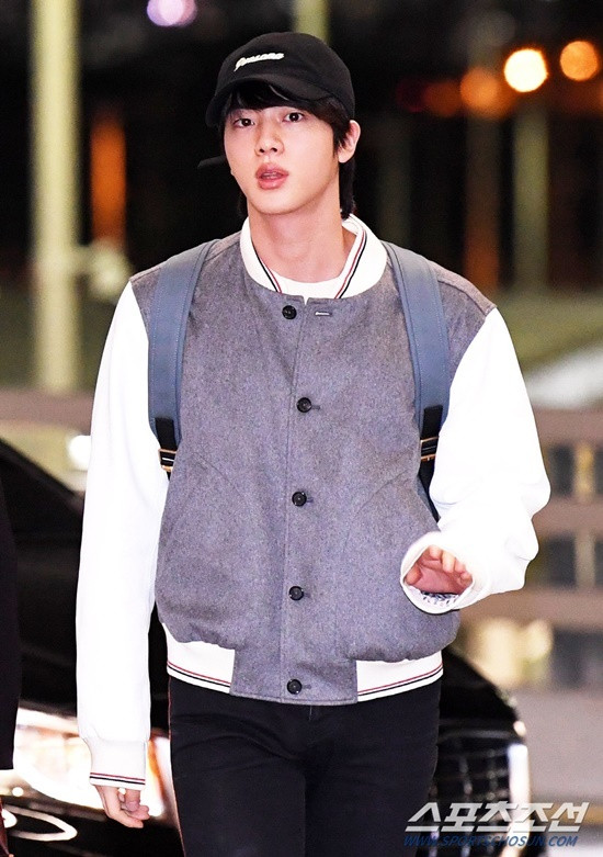 Jin mặc áo boomber, đúng chuẩn hình tượng hotboy trường đại học, là hình mẫu lý tưởng của các cô gái.