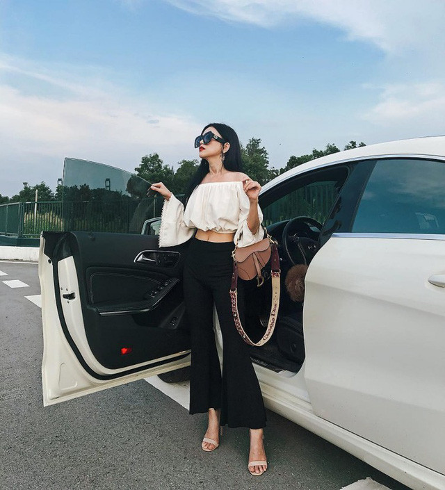 Ngay sau cú ngã, Sĩ Thanh lập tức đứng dậy với tư thế cực kỳ "sang chảnh".