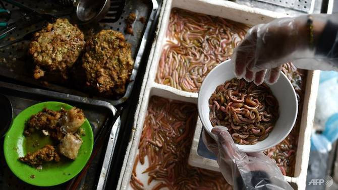 Chả rươi - món ăn "trông thì ghê mà ăn lại mê". Ảnh AFP