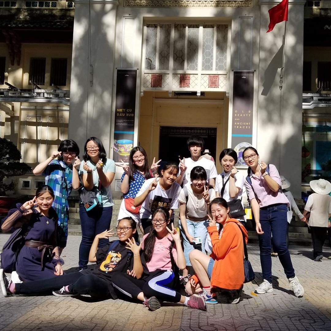 Bạn nam tội nghiệp nhất (vì phải hộ tống 11 bạn nữ "cuồng" shopping cả ngày).