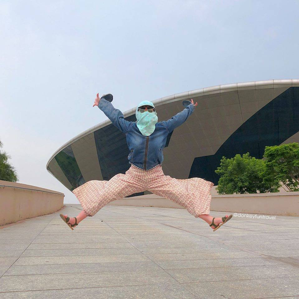 Chúng ta thường trở nên dũng cảm hơn mỗi khi giấu kín dung nhan